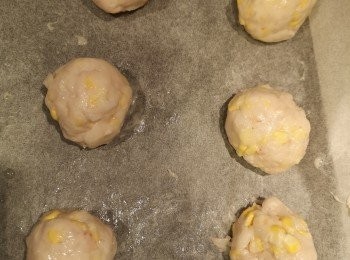 step2: 粟米粒和墨魚滑混合，手掌搽油防痴手，將（1）材料搓成六個球體。網架掃上油份，預熱水波爐，選炸物功能或手動300度，同時間焗盤和網架一起預熱。