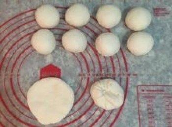 step12: 分割成10等份，進行整型，將每一份略捏成糰後，用手掌壓扁，再用手指將麵皮由外往中間摺壓，這樣拿起來後轉面就成了一顆圓型，記得要照整型的順序排好喔！