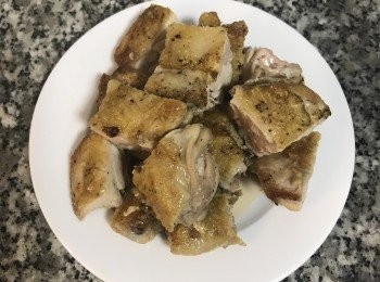 step7: 將1隻雞腿切成七塊，共切成14塊；