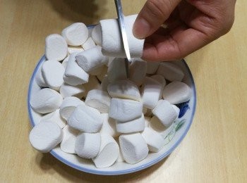 step1: 剪細棉花糖和蔓越莓乾。