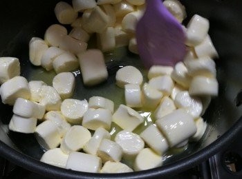 step3: 下棉花糖，把它煮融。