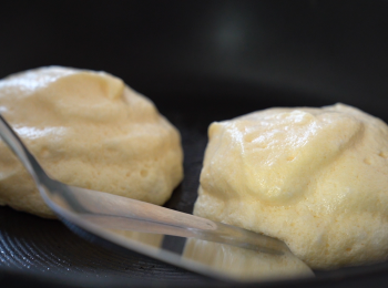 step7: 檢查一下班戟的邊緣，成了半熟的狀態，就可以反轉，加一茶匙水，再煎4分鐘。
📝使用較薄和直的鑊鏟比較好，不要用矽膠或木鑊鏟，因為容易黏着麵糊，將班戟弄花。