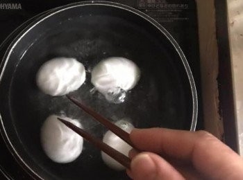 step1: 從冰箱取出鷄蛋後直接放入沸水中（使用中火），注意不要讓其破裂，用勺子🥄請慢慢放入。
煮6分30秒（最初的1分鐘用筷子攪拌，使鷄蛋煮熟時蛋黃能位於蛋的中心）
把鷄蛋取出放入冷水中，待其充分冷卻後留在水中脫殼。
把剝殼後置於冷水中約10分鐘。