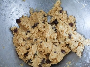 step1: 用電動打蛋器打發牛油和糖. 然後下雞蛋，拌勻，再篩入麵粉、鹽、梳打粉和朱古力碎，拌勻 (*如麵糰太濕，可加少許麵粉)