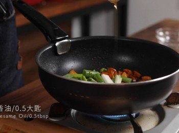 step4: 起鍋前放入蔥段、香油，翻炒均勻就完成了。