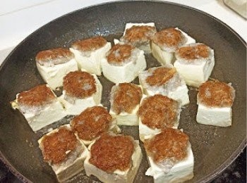 step6: 用適量豉油，糖鹽及水倒入鍋，關蓋煮兩分鐘。開蓋後以粟粉及少量水混合作芡汁再倒入鍋。簡單混合後，熄火搞掂