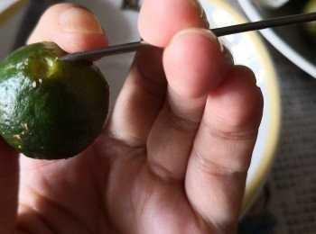 step1: 最後灑上甜酒曲，唧入蜜糖，最後慢慢倒入燒酒，蓋上加上保鮮紙札實