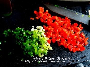 step4: 期間將紅椒去籽切粒 , 蔥切粒