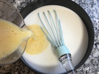 step7: 將香草精加入打散的蛋液中，再倒入牛奶裡混勻；