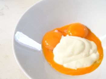 step2: 蛋黃與乳酪拌勻，加入過篩粉類。混合後再將麵糊過篩。
📝乳酪代替牛奶，班㦸更加鬆軟。