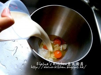 step1: 三隻雞蛋打入碗中 , 加入鹽及無糖豆漿拌勻
