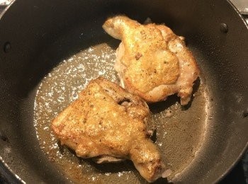 step3: 燉鍋下少量橄欖油，雞腿皮朝下煎到酥脆後翻面再煎；