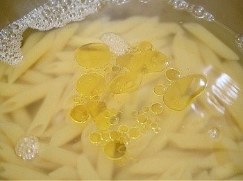 意粉入鍋, 加滾水, 鹽及初搾橄欖油, 按包裝指示煮熟