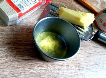 step2: 期間將薑去皮蘑成薑汁