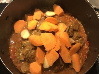 step11: 放入紅蘿蔔塊拌炒；