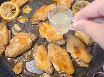 step6: 最後加入檸檬汁兜勻，即可上碟，上碟後撒上檸檬皮屑和蔥粒便成。