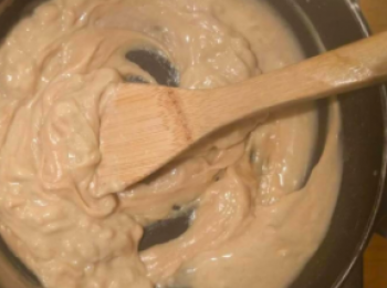 step6: 將⑥倒在鍋裡開中火攪拌到顏色變白色（開始凝固了）轉小火繼續攪拌到光澤出來為止（10分鐘）