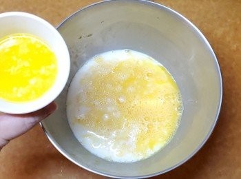 step2: 將雞蛋、牛奶及牛油，用電動打蛋器高速打勻。