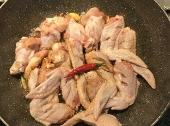 step8: 放入雞翅與辣椒；