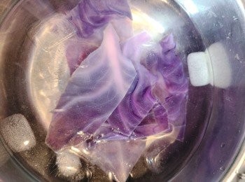 step4: 取出浸冰水備用。不同顏色的蔬菜要分開煮，以免互相染色。