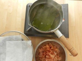 step2: 開小火煮大約10-15分鐘．不要讓它滾！
　　（在昆布的表面水泡冒出來. 當這種程度，表示水已經７０度）