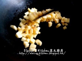 step2: 鑊中加入牛油 , 加入蘋果粒 , 肉桂粉拌炒數分鐘