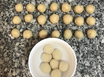 step9: 將麵糰搓圓，全部完成後，分次放入水裡浸一下就可濾掉水，