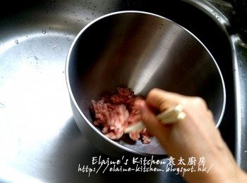 step1: 豬肉碎放入大碗內 , 先加少許鹽 , 酒及麻油拌勻 , 再加入雞粉拌勻靜待30分鐘