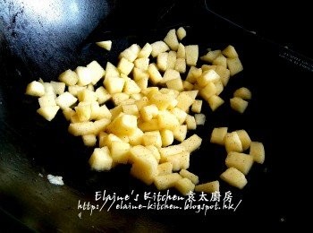 step3: 加入約50ml水拌勻用慢火煮至蘋果粒至軟身
