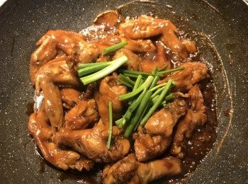 step13: 放入蔥綠炒勻即可起鍋擺盤。