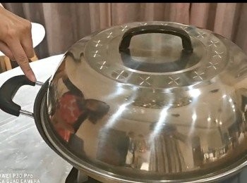 step15: 打開蓋用火槍點著酒，蓋上鍋蓋至滾起