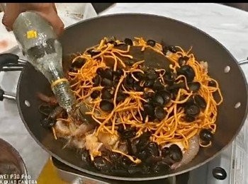 step14: 再蓋上蓋燒至酒開始滾及鍋邊開始有煙出