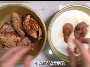 step3: 將雞件放入白脫牛奶buttermilk 中放置雪櫃中浸超過3小時