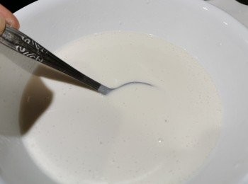 step6: 將牛奶和粉類先攪拌至無粉粒