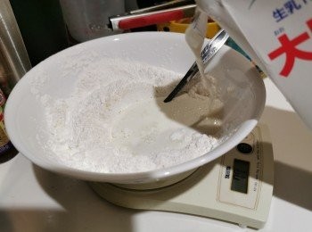step5: 再倒入200克牛奶