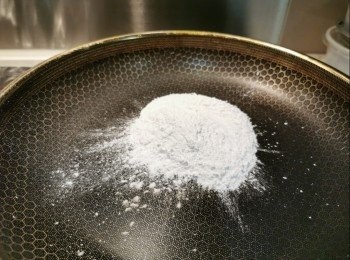 step10: 等蒸期間，用煎pan慢火炒35克糯米粉炒5分鐘左右備用。