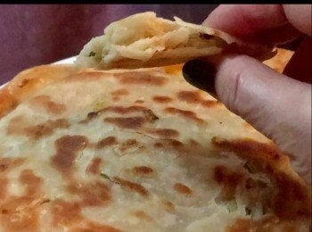 step6: 這時你可見到餅皮邊，恰恰酥脆好吃及有層次感。 蔥油餅可隨意加入自己喜嗜如雞蛋，銀芽，蝦等等一起進食。
.


For more recipes, please go to my Facebook page:-
https://m.facebook.com/carlineki/