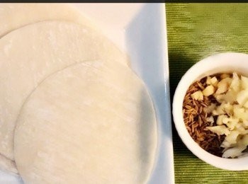 step2: 雲吞皮，蒜切碎约2瓣，小茴香子1茶匙及
少許鹽。