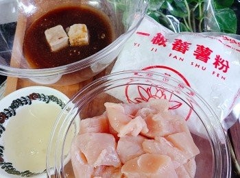 step1: 歡迎遊覽 "YeungMaKitchen" 
♥ FACEBOOK專頁 ♥FB: 
https://m.facebook.com/Yeung-ma-Kitchen-170217016510075 
先預備材料。雞柳上有一條白色的筋膜，用刀尖邊壓刮的方法剔除; 除去可提昇肉質好感度，更可令雞肉食落無渣，之後將雞柳切塊備用。