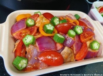 step5: 再下少許油，加入車厘茄、橙椒炒香，下菠蘿及雞塊炒勻。加入<span class="group_3">調味料</span>煮杰，洋蔥回鑊炒勻，離火。