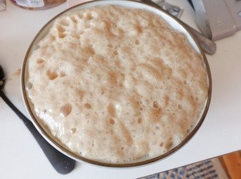 step1: 將酵母、40克糖和100毫升水拌勻，靜置10分鐘讓酵母活化