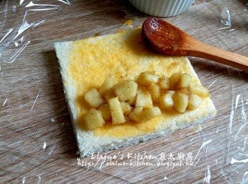 step6: 每片麵包掃上蛋液 , 再放上蘋果果醬餡料卷起封口