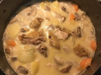 step13: 倒入雞腿肉後蓋鍋蓋燜煮5分鐘到通心麵熟透；