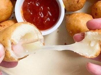 step1: 小香腸的先切半 如果不加起司的話直接整根就可以，芝士條切塊粒（或是直接買芝士粒）