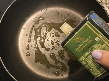 step4: 炒鍋燒熱下油；