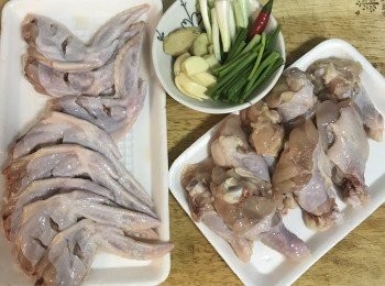 step2: 蔥切段將蔥白與蔥綠分開；蒜去皮；薑切片；雞翅與小雞腿分開，並在內側劃刀，容易入味。