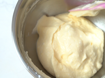 step5: 將少量蛋白加入蛋黃糊拌勻。
餘下的蛋白霜分三次加入蛋黃麵糊，利用切拌法輕輕混合麵糊。
📝剛好混合就要停，攪拌過到的話會消泡。