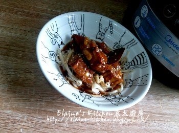 step10: 豬軟骨放在麵上 , 再淋上汁及灑上白芝麻即可