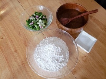 step1: 將所有材料一齊攪伴成麵糊，落小小油係煎pan