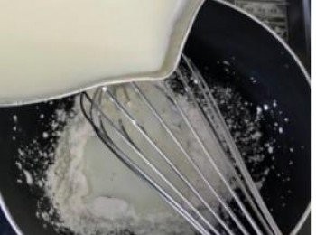 step1: 將葛粉和牛奶100ml放在鍋裡,用勺子把葛粉壓碎讓它溶化之後,將剩下的牛奶倒進去